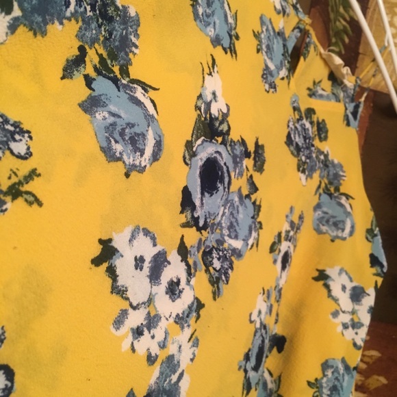 Cold shoulder floral design top - Picture 3 of 5